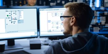 Mann in einer Schaltzentrale mit DIGICOM-Software auf Bildschirmen