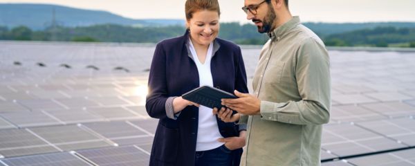 Unos empleados miran una tablet juntos
