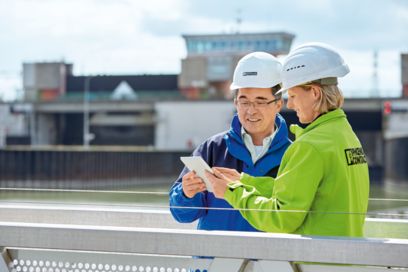 Collaborateurs devant l'ensemble d'écluses