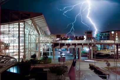 Bâtiment dans une ville avec des orages et des éclairs dans le ciel 