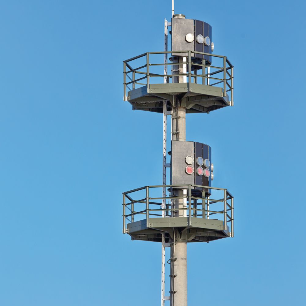 Mast with signal lights
