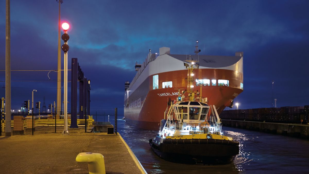 Bateau avec remorqueur