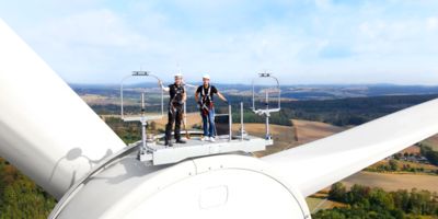 Zwei Techniker auf einer Windkraftanlage