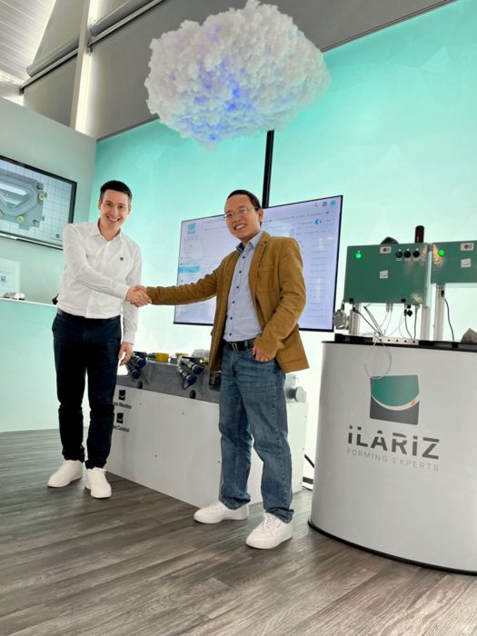 El Dr. Apostolos Papaioanu, iLARIZ (izquierda) y Thanh An Pham, Phoenix Contact (derecha) sellan su asociación en la BlechExpo 2023