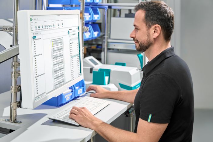 Person creating a marking project in the MARKING system software