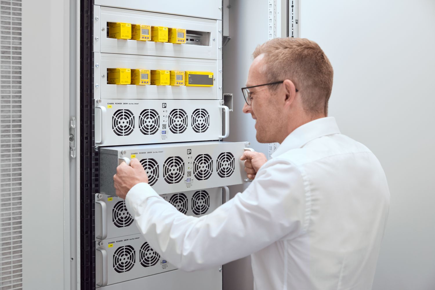 Persona en un armario de control que utiliza la electrónica de potencia DC