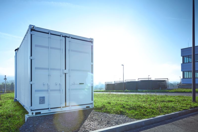 Blick auf den Speicher-Container von Voltfang vor der All Electric Society Factory