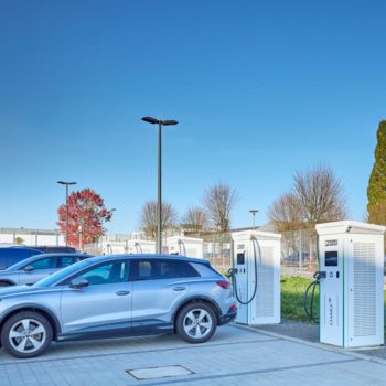 All&nbsp;Electric&nbsp;Society&nbsp;Factoryの前の電気自動車用充電ステーション