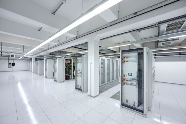 Power Distribution Units vor Reihen mit Server Rack