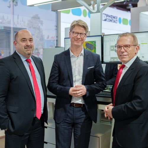 Dr. Frank Possel-Doelken, Phoenix Contact, sowie Sebastian Pesch und Dieter Seitz von Eplan auf der SPS 2024