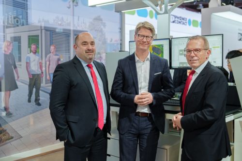 Dr. Frank Possel-Doelken, Phoenix Contact, sowie Sebastian Pesch und Dieter Seitz von Eplan auf der SPS 2024