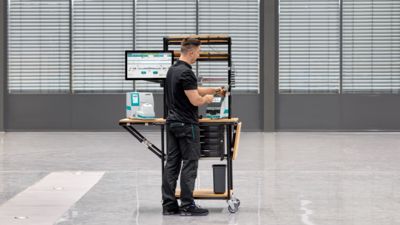 Person arbejder på arbejdspladssystemet til fortrådning