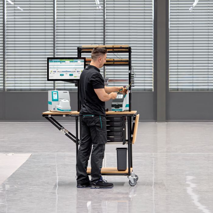 Person, der arbejder på arbejdspladssystemet clipx BASIC line til fortrådning i styretavlekonstruktion