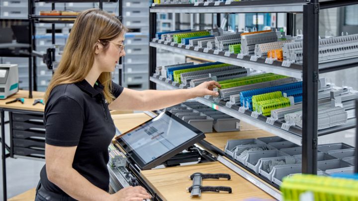 Person producerer klemrækker på arbejdspladssystemet clipx BASIC line