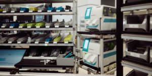 Software-supported workstation for terminal strip production with pick-by-light system and direct printer control 