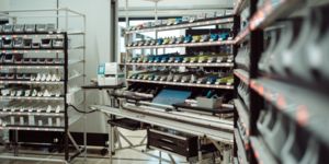 Software-supported workstation for terminal strip production with pick-by-light system