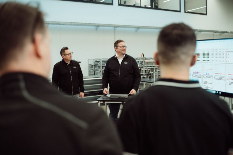 Plant manager among a group of employees in shop floor management