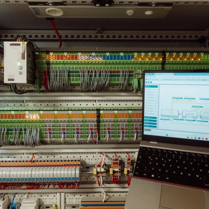 Building automation in the control cabinet and Emalytics