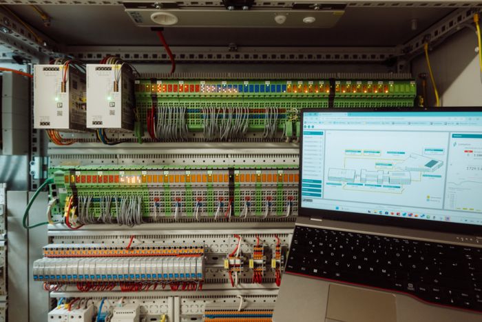 Blick in den Schaltschrank einer Anlagenautomation
