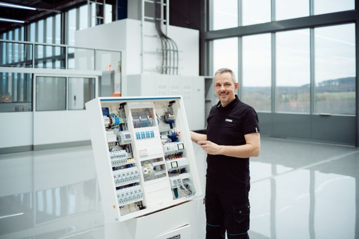 Elektroinstallateur vor Unterverteilung