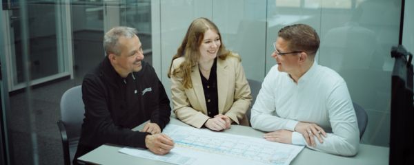 Personen aus den Bereichen Gebäudeplanung, Elektroinstallation und Gebäudebetrieb