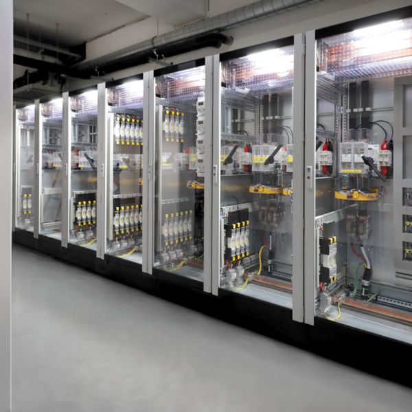 Gleichstrombasierte Niederspannungsverteilung mit Glastüren in der All Electric Society Factory