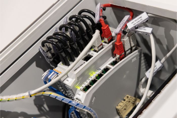 Cemb ha scelto lo Switch Managed per Single Pair Ethernet di Phoenix Contact