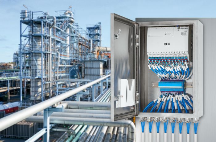 Armoire électrique APL devant une application de process