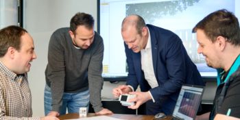 Vier Personen unterhalten sich an einem Tisch