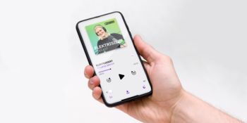 Smartphone in der Hand, auf dem ein Podcast läuft