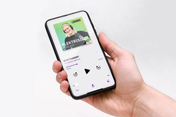 Smartphone in der Hand, auf dem ein Podcast läuft