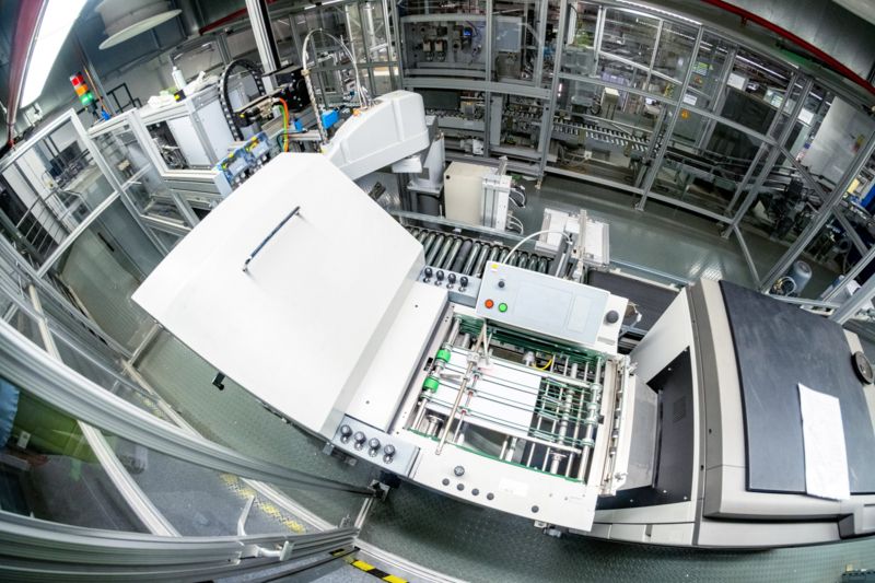 Printer unit and robot for the fully automated application of shipping labels on packages