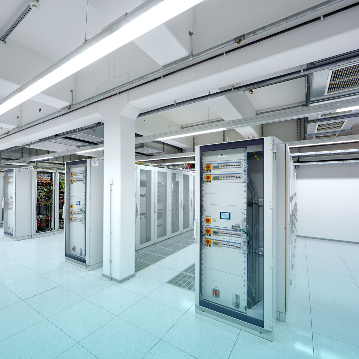 Salle de serveurs avec distribution d'énergie par PDU