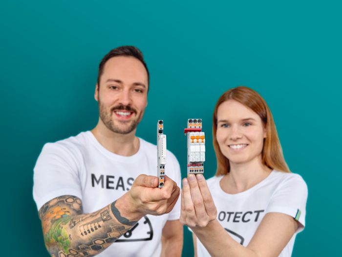 Den smalle strømovervågningsenhed CMU-DC og de termomagnetiske sikkerhedsafbrydere PTCB TM ved siden af hinanden