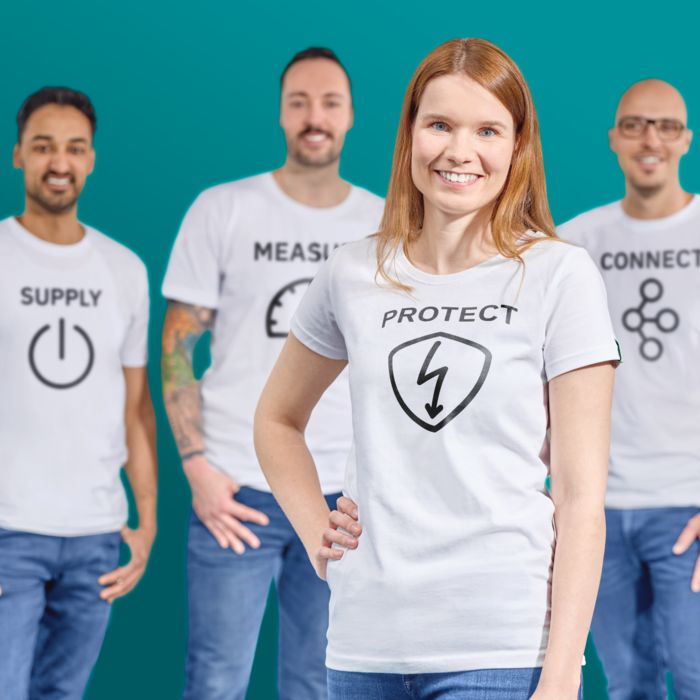 Persone con le icone Supply, Protect, Monitor e Connect sulle magliette