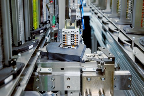 Automated mounting of terminal blocks on DIN rails