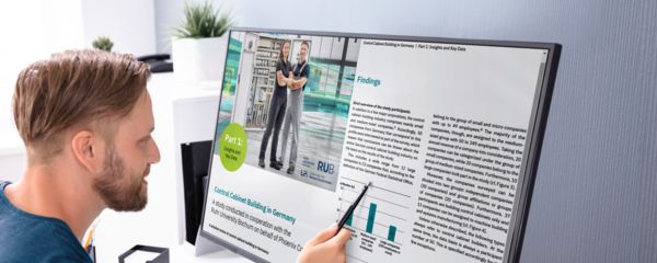Medewerker en medewerkster voor een open schakelkast