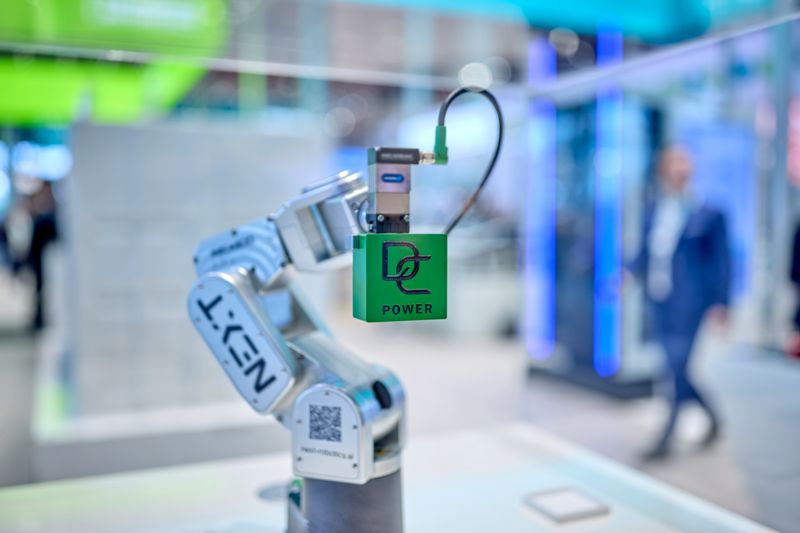 Roboterarm in Industriekulisse