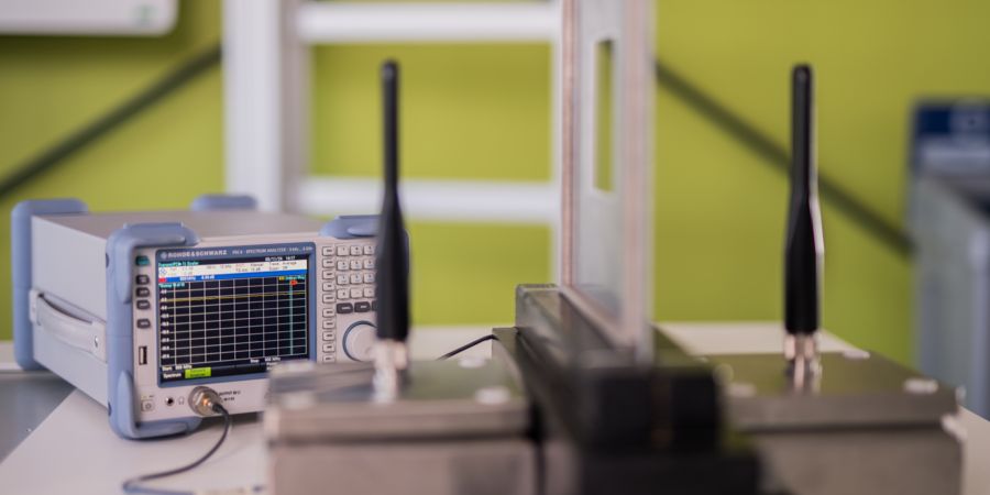 Demo: De expert benadrukt het effect van uitsparingen in de schakelkast met een spectrumanalyser. 