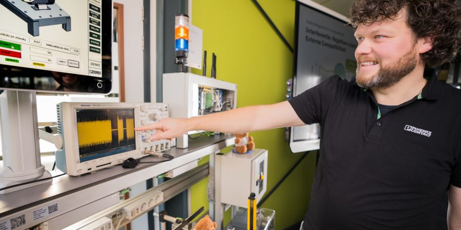 Demo:  De expert brengt met de oscilloscoop het stoorgedrag van de industriële installatie beeld. 