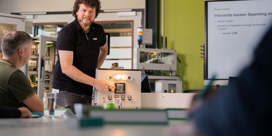 Demo: met een Power Quality meter, meten we aan eenvoudige verbruikers en legt de expert in stappen de principes van Power Quality uit. 