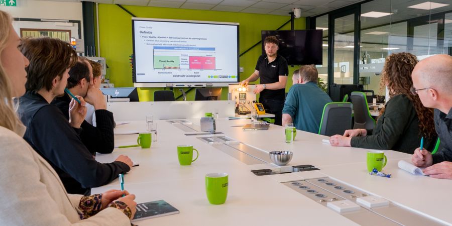 Demo: met een Power Quality meter, meten we aan eenvoudige verbruikers en legt de expert in stappen de principes van Power Quality uit.  