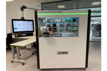 Quadro elettrico industriale con operatore tecnico in lontananza