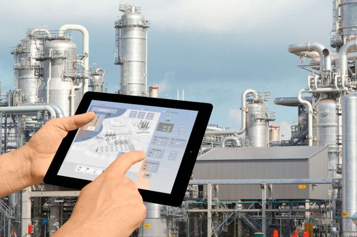 Visión general de la instalación en una tablet frente a la planta de procesamiento
