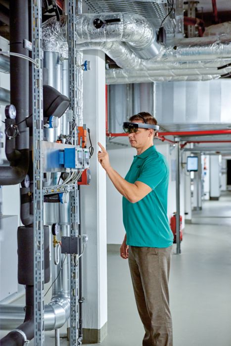 Un técnico realiza el mantenimiento con gafas de realidad aumentada