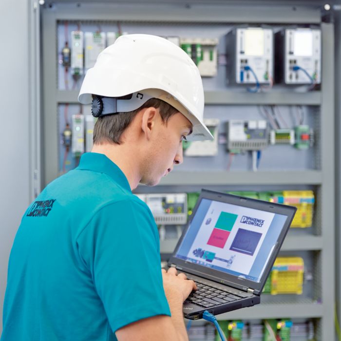 Un técnico en una sala de conmutación