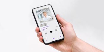Podcast sur le thème de l'optimisation de la production basée sur l'IA sur un smartphone