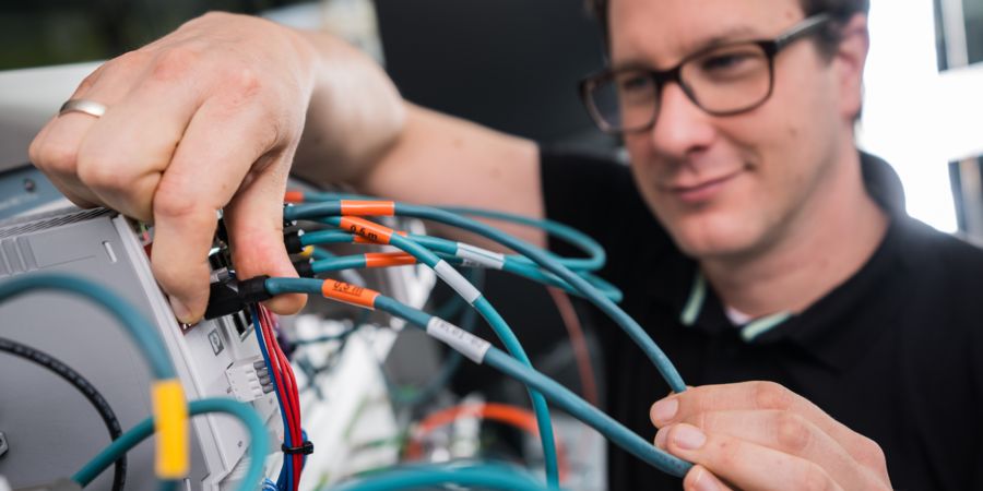 Demo: De expert sluit een Ethernet-kabel aan