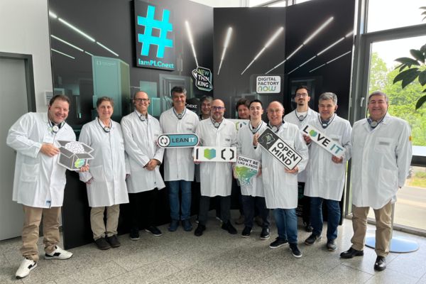 Grupo de pessoas num dos edifícios da sede da Phoenix Contact