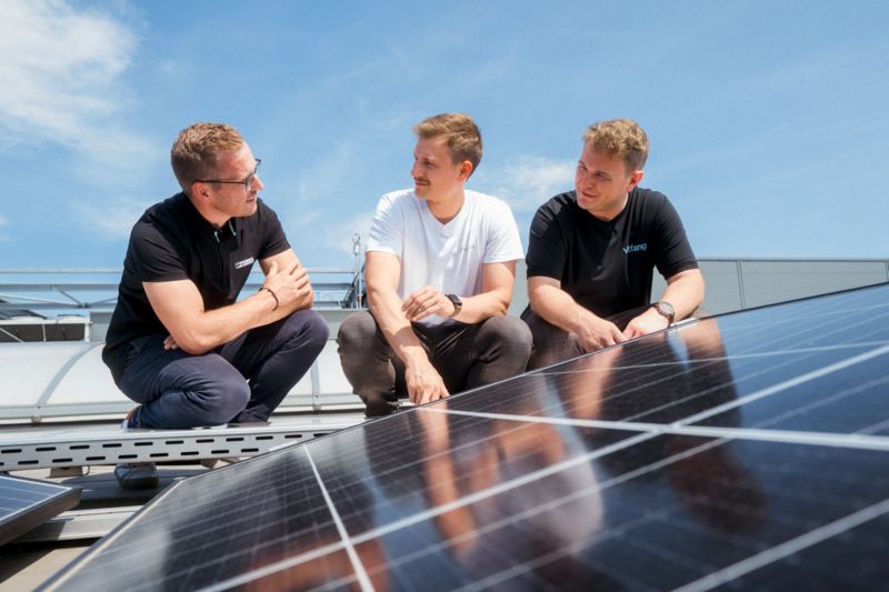 Tobias Lüke (Phoenix Contact) diskutiert mit Roman Alberti und Michael Freudel von Voltfang die Einbindung von PV-Anlagen und Energiespeichern in lokale Gleichstromnetze